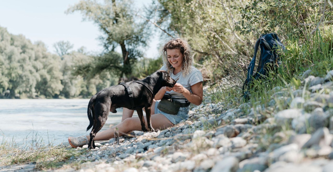 Frau und Hund am Inn, © Inn-Salzach Tourismus