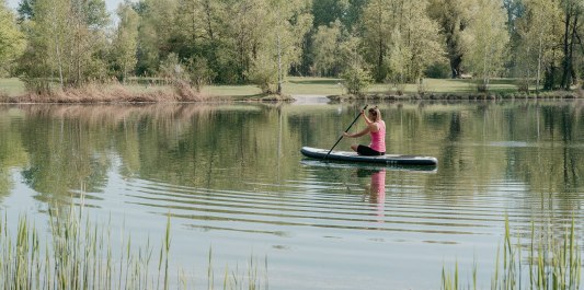 Frau Paddelt auf dem Peracher Badesee, © Inn-Salzach Tourismus