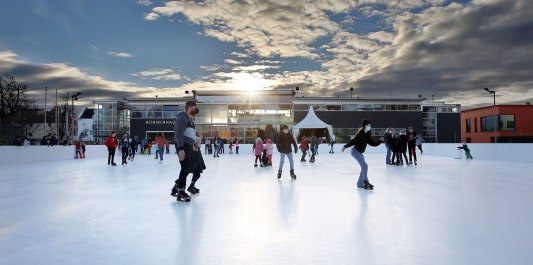 Schlittschuhläufer auf der Eisfläche in Burghausen vorm Bürgerhaus, © Gerhard Nixdorf