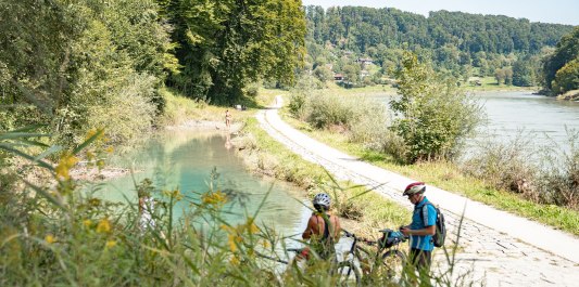 Radfahrer Pause bei der Blauen Lagune in der Nähe von Unterhadermark, © Inn-Salzach Tourismus