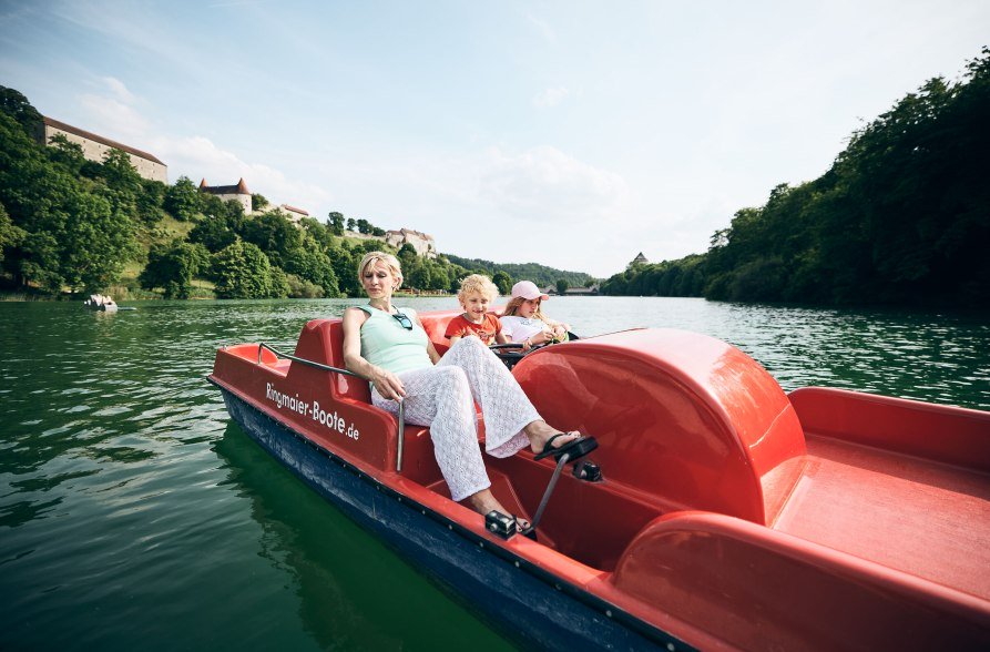 Tretboot fahren auf Wöhrsee Burghausen mit der ganzen Familie, © oberbayern.de, Tobias Köhler