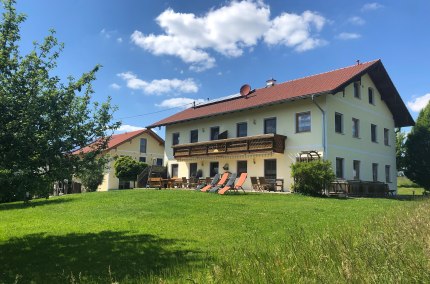 Außenansicht des Ferienhofs Wieser im Sommer, © Ferienhof Wieser