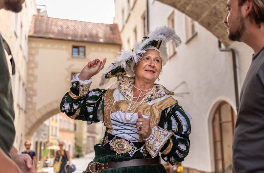 Burgführung in historischem Gewandt in Burghausen, © Inn-Salzach Tourismus