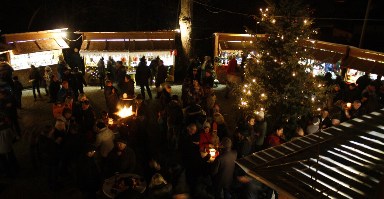 Besucher bei Nacht auf der Erhartinger Bergweihnacht, © Hütten- freunde Erharting
