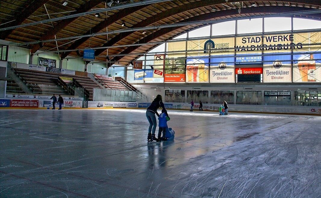 Besucher in der Raiffeisen Arena Waldkraiburg, © Raiffeisen Arena Waldkraiburg