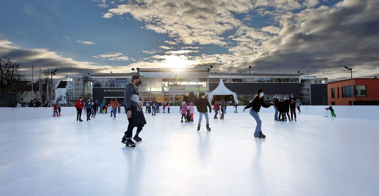 Schlittschuhläufer auf der Eisfläche in Burghausen vorm Bürgerhaus, © Gerhard Nixdorf