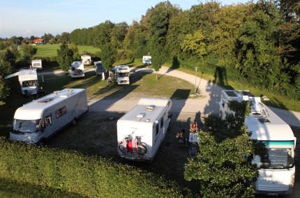 Wohnmobile auf dem Wohnmobilstellplatz in Burghausen, © Burghauser Touristik GmbH