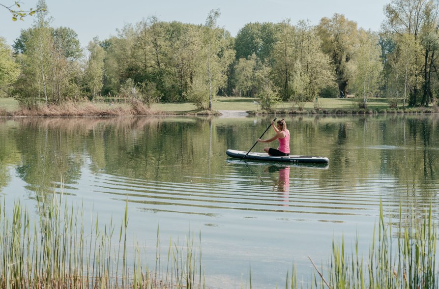 Frau Paddelt auf dem Peracher Badesee, © Inn-Salzach Tourismus