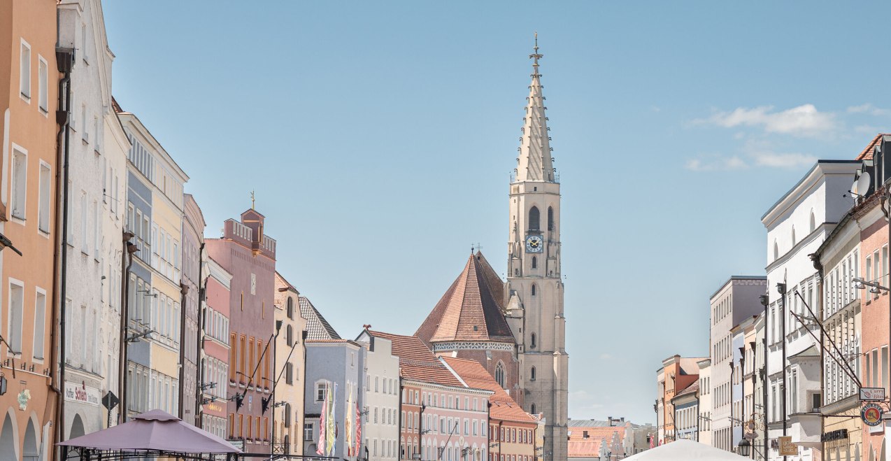 Kirchturm und Stadtplatz in Neuötting, © Inn-Salzach