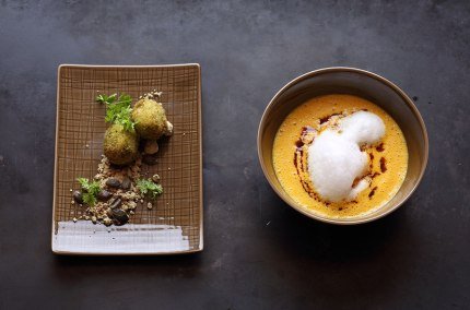 Schaumsuppe von Kürbissen mit Hendlpraline. Alexander Huber Michelin Sternekoch Huberwirt Pleiskirchen., © Mathias Neubauer