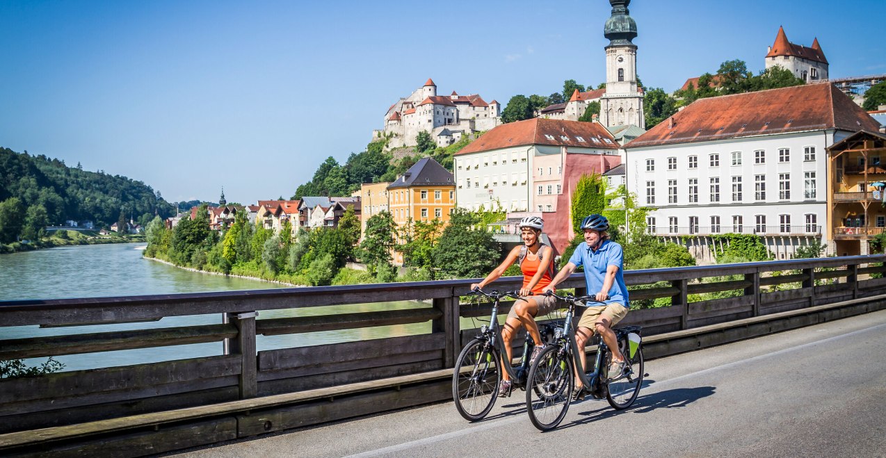 Radfahrer auf der Salzachbrücke in Burghausen, © Inn-Salzach Tourismus