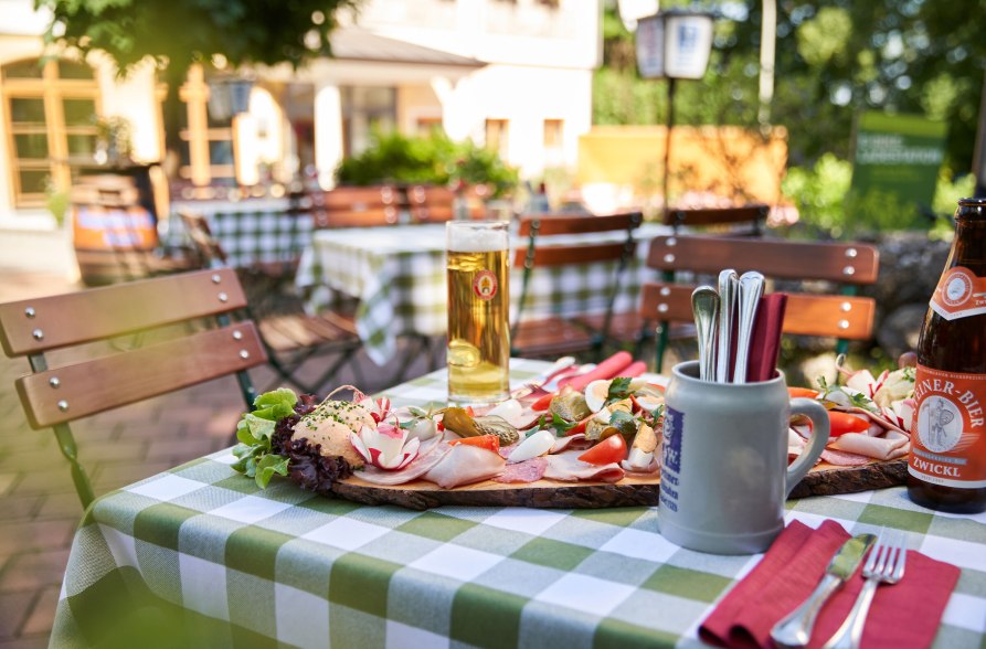 Brotzeit im Biergarten des Gasthof Schwarz, © Gasthof Schwarz