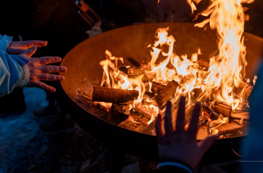 Hände wärmen am Lagerfeuer, © Inn-Salzach Tourismus