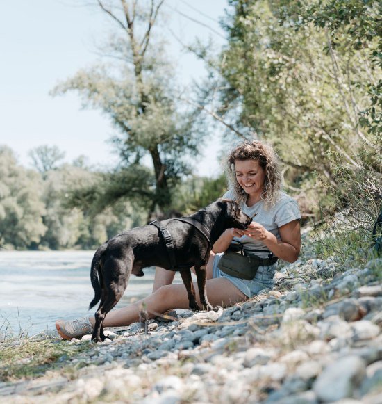 Frau und Hund am Inn, © Inn-Salzach Tourismus