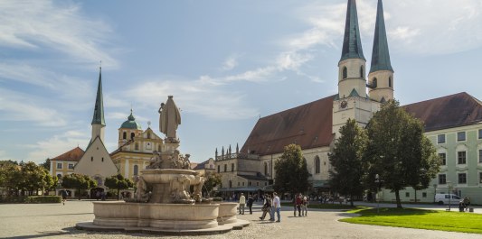 Altötting Kapellplatz mit Gnadenkapelle, © Inn-Salzach Tourismus