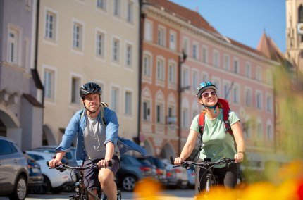 Radfahrer auf dem Neuöttinger Stadtplatz, © Inn-Salzach