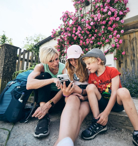 Familie liest den Inn-Salzach Newsletter am Smartphone, © oberbayern.de, Tobias Köhler 