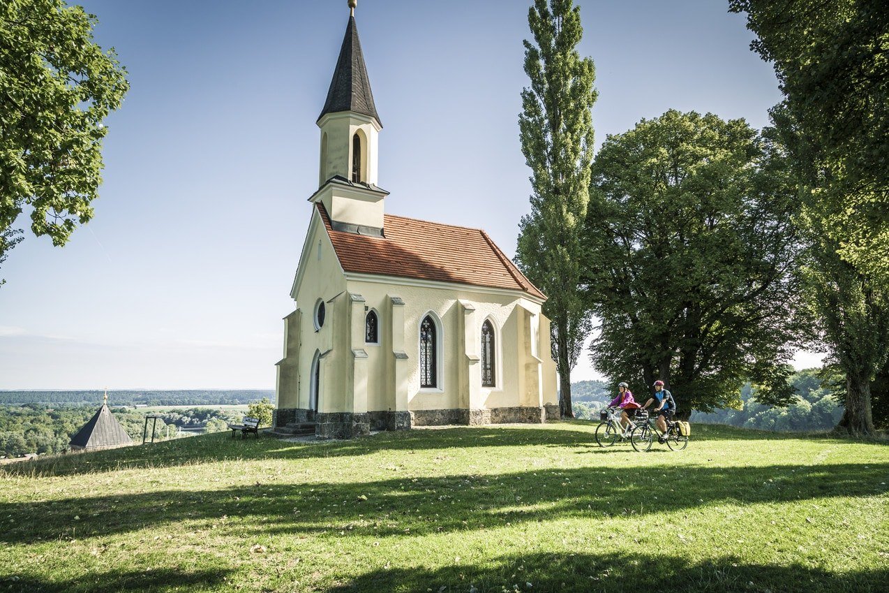 Die Kapelle St. Georg wurde als Gelöbniskapelle errichtet, nachdem ein mit 1000 Scheffel Getreide beladener Schiffzug an der Brücke in Braunau zu zerschellen drohte. Die Kapelle steht auf dem Schlossberg in Kraiburg a. Inn., © Inn-Salzach Tourismus