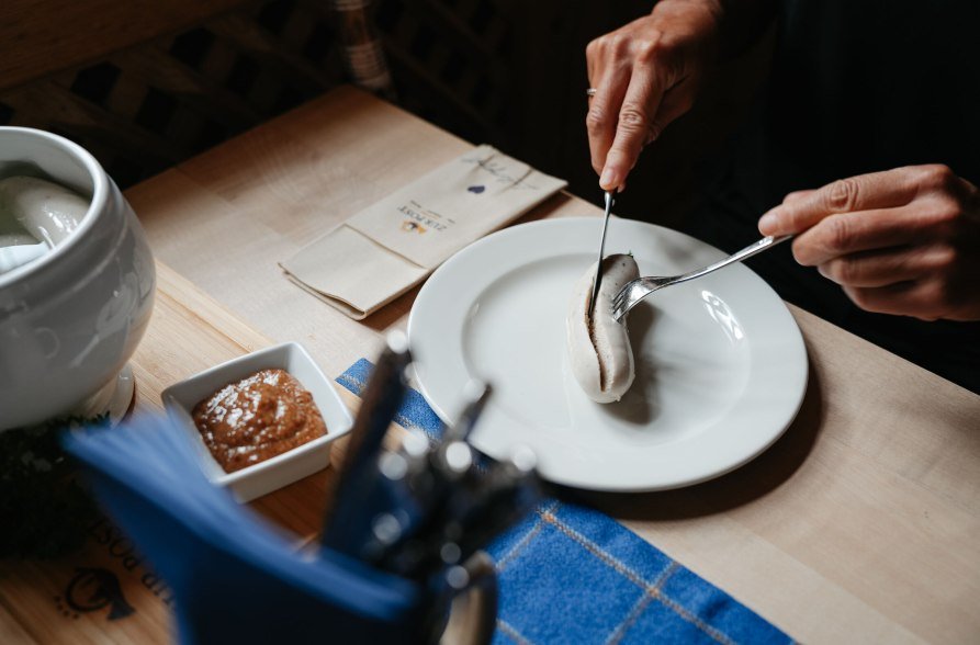 Wursthaut entfernen bei der Weißwurst, © Inn-Salzach Tourismus