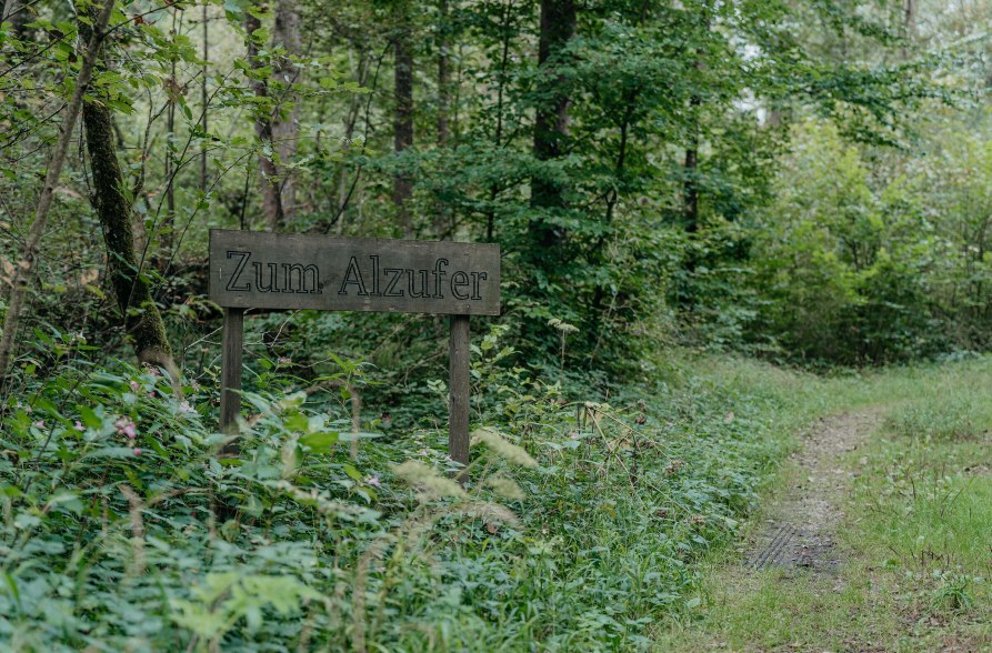 Wegweiser zum Alzufer am Walderlebnispfad Klosterau, © Inn-Salzach Tourismus