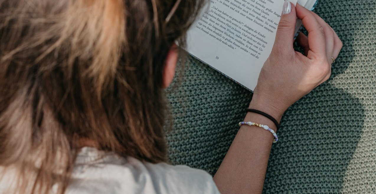 Frau beim Buch lesen am See, © Inn-Salzach Tourismus