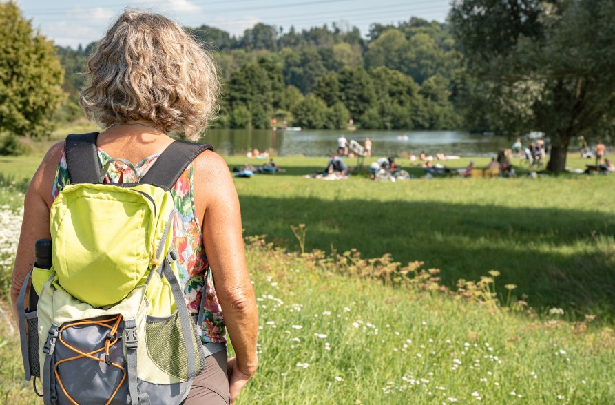 Frau mit Rucksack auf dem Weg zum Flossinger Badesee, © Inn-Salzach Tourismus