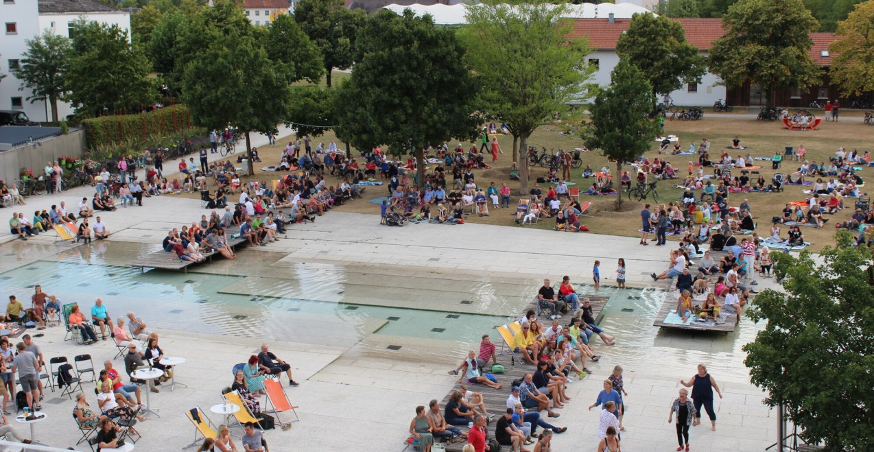 Gäste genießen den Musiksommer am Wasserplatz Burghausen, © Stadt Burghausen