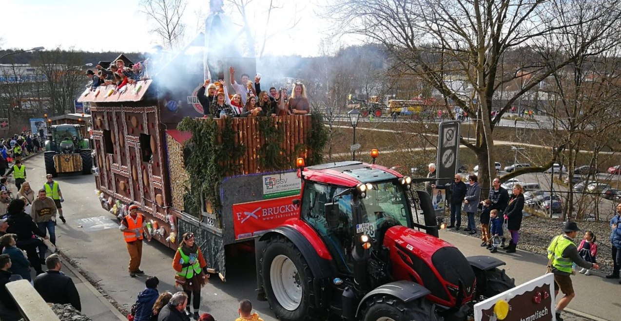 Faschingswagen des Burschenstammtischs Mehring, © Inn-Salzach Tourismus