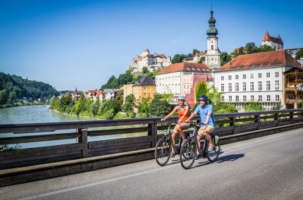 Radfahrer auf der Salzachbrücke in Burghausen, © Inn-Salzach Tourismus