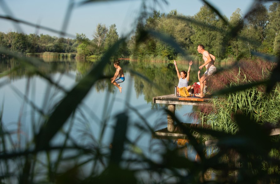 Familie verbringt einen Nachmittag am Peracher Badesee, © Inn-Salzach Tourismus