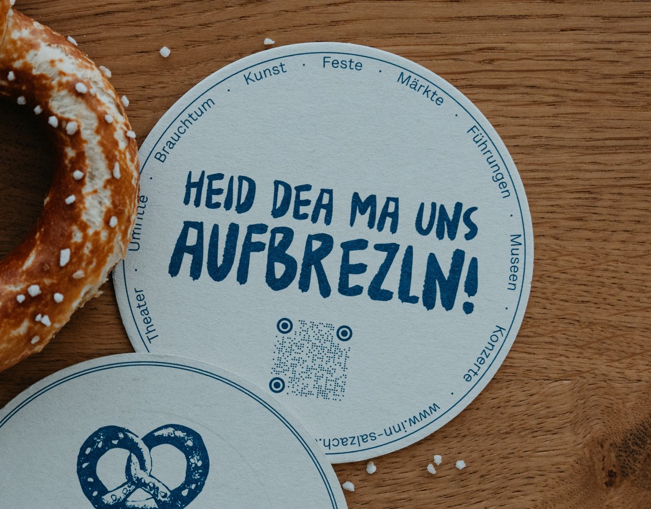 Bierdeckel mit bayerischem Spruch HEID DEA MA UNS AUFBREZLN, © Inn-Salzach Tourismus