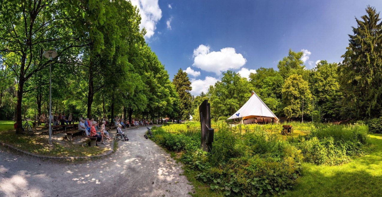 Stadtpark Waldkraiburg mit Bühne und Zuschauer, © Stadt Waldkraiburg