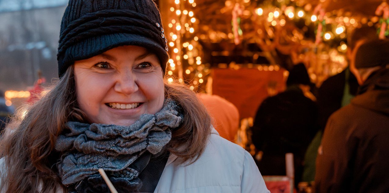 Frau bei Christkindlmarkt-Besuch, © Inn-Salzach Tourismus