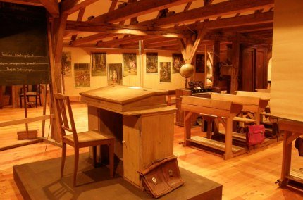 Sitzbank im historischen Klassenzimmer des Schulmuseums, © Verwaltungsgemeinschaft Neumarkt-Sankt Veit