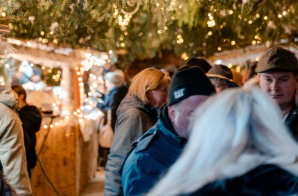 Besucher auf der Erhartinger Bergweihnacht, © Inn-Salzach Tourismus