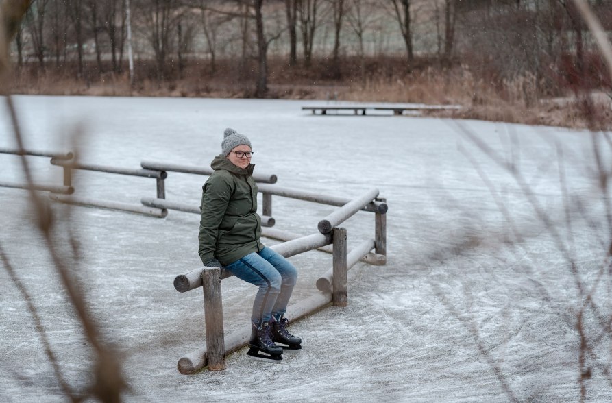 Frau mit Schlittschufen auf dem gefrorenen Marklter Badesee, © Inn-Salzach Tourismus