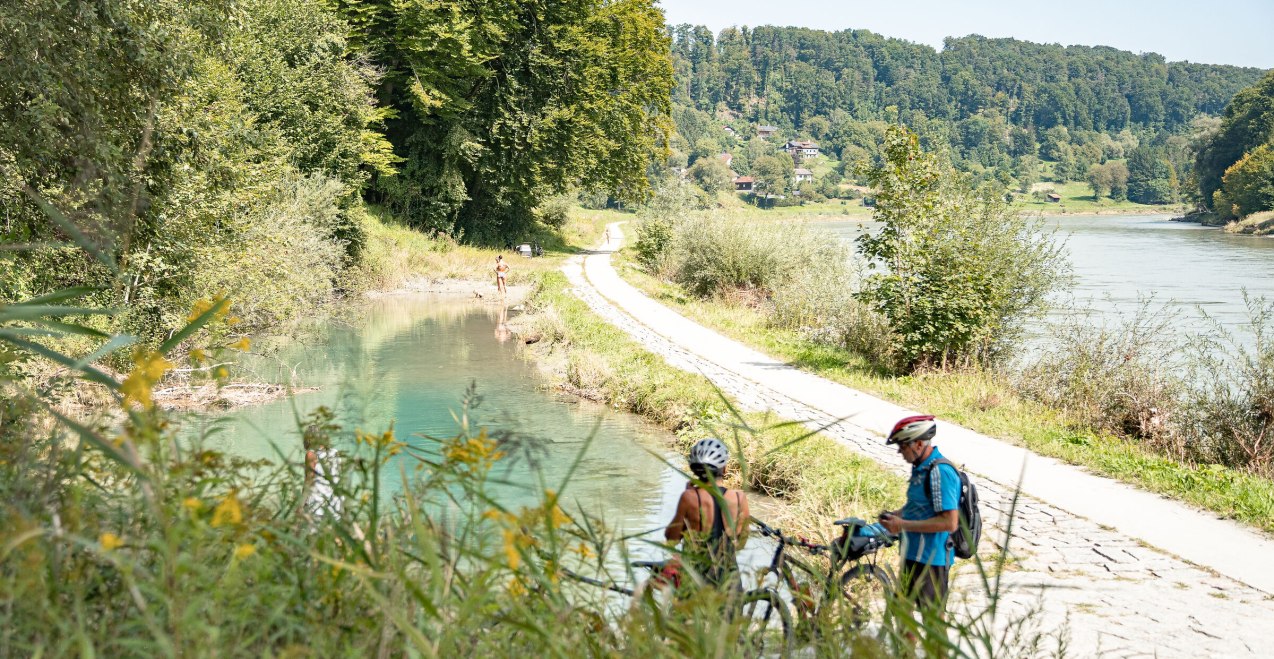 Radfahrer Pause bei der Blauen Lagune in der Nähe von Unterhadermark, © Inn-Salzach Tourismus