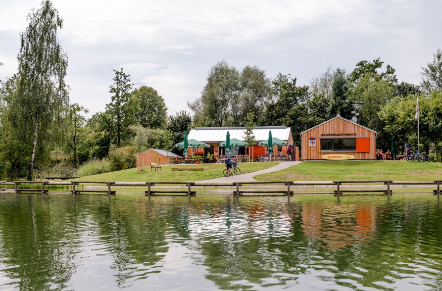 Biergarten und Wasserwachtstation am Marklter Badesee, © Inn-Salzach Tourismus