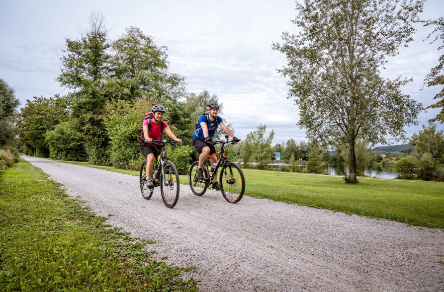 Radfahrer fahren entlang des Peracher Badesees, © Inn-Salzach Tourismus