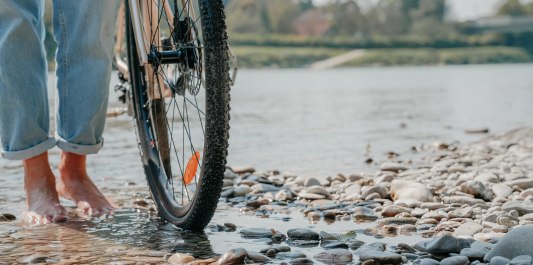 Barfuß mit Fahrrad am Salzachstrand, © Inn-Salzach Tourismus