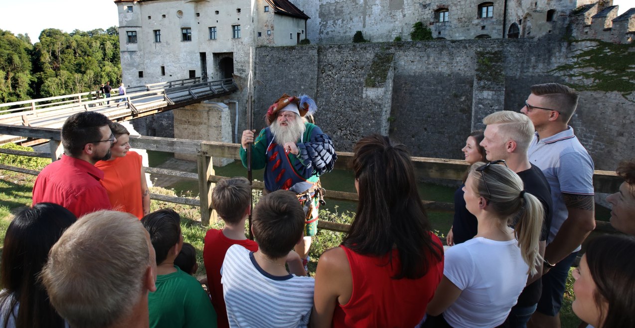 Burgführung in historischen Gewändern, © Burghauser Touristik GmbH