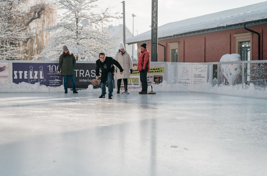 Eisstock schießen auf der Eisbahn Altötting, © Inn-Salzach Tourismus