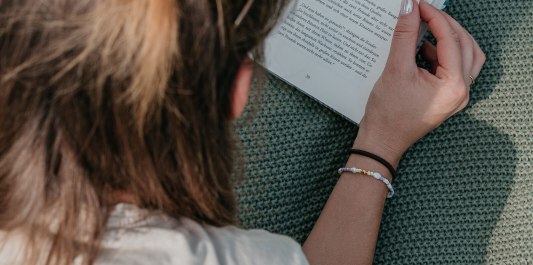 Frau beim Buch lesen am See, © Inn-Salzach Tourismus