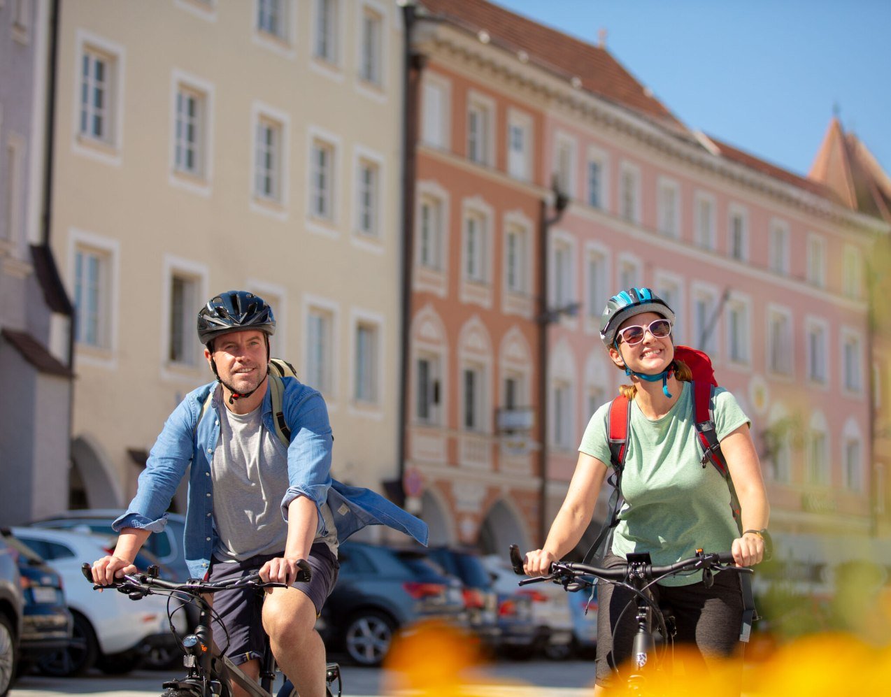 Radfahren auf dem Neuöttinger Stadtplatz, © Inn-Salzach Tourismus