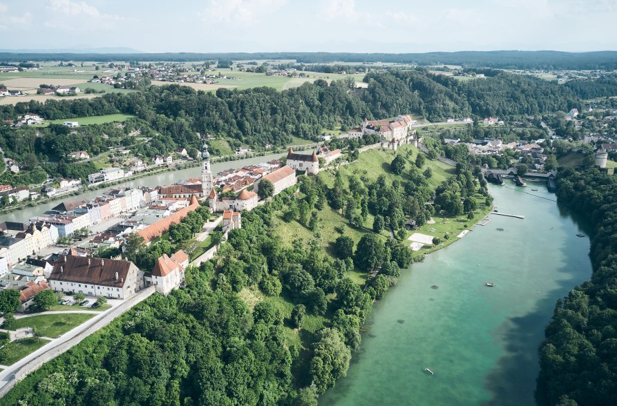 Blick auf die Burg und den Wöhrsee Burghausen, © oberbayern.de, Tobias Köhler