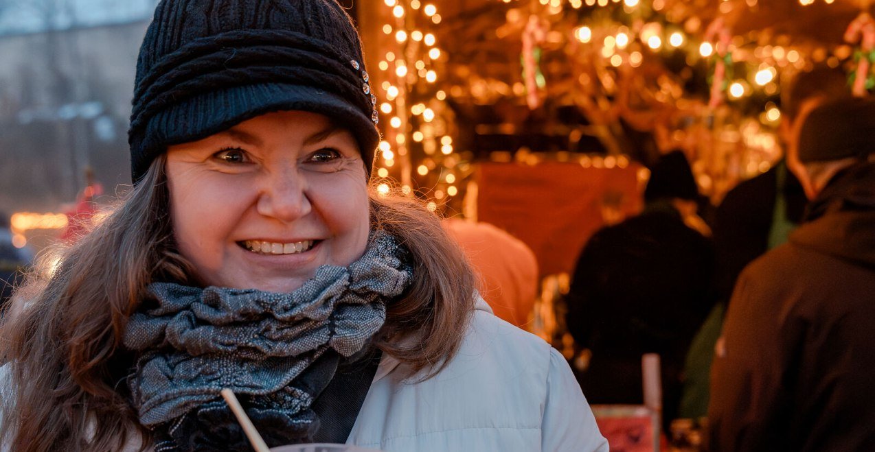 Frau bei Christkindlmarkt-Besuch, © Inn-Salzach Tourismus