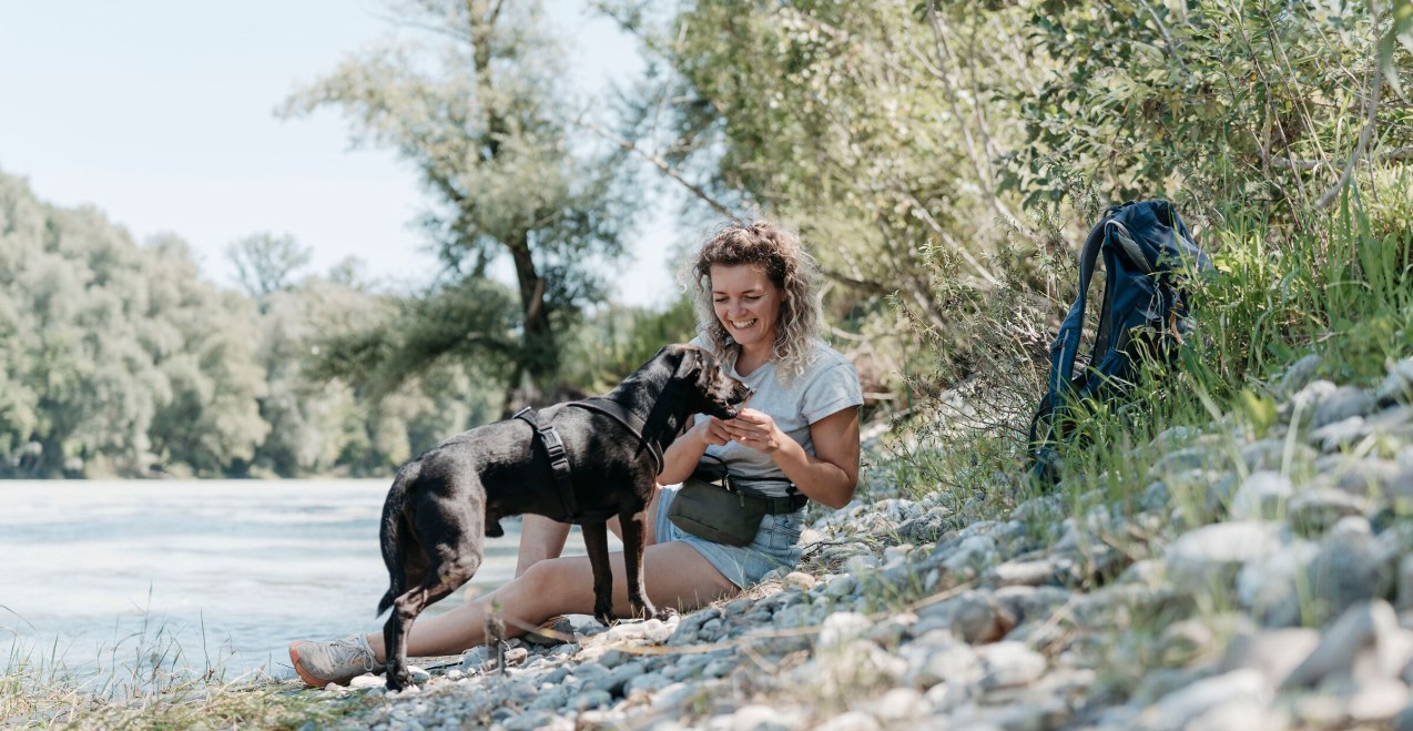 Hund und Frau am Inn, © Inn-Salzach Tourismus