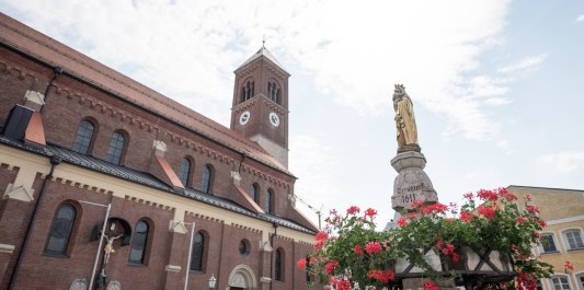 Der Marktplatz mit der Pfarrkirche St. Bartholomäus in Kraiburg a. Inn, © Inn-Salzach Tourismus