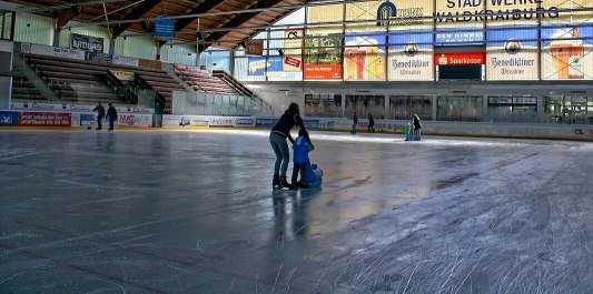 Besucher in der Raiffeisen Arena Waldkraiburg, © Raiffeisen Arena Waldkraiburg