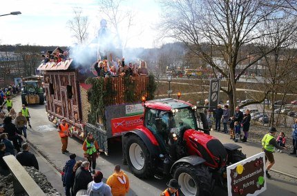 Faschingswagen des Burschenstammtischs Mehring, © Inn-Salzach Tourismus